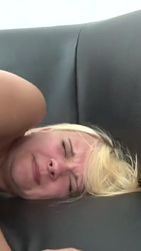 漂亮的金发少女在三人行中享受脚和拳交