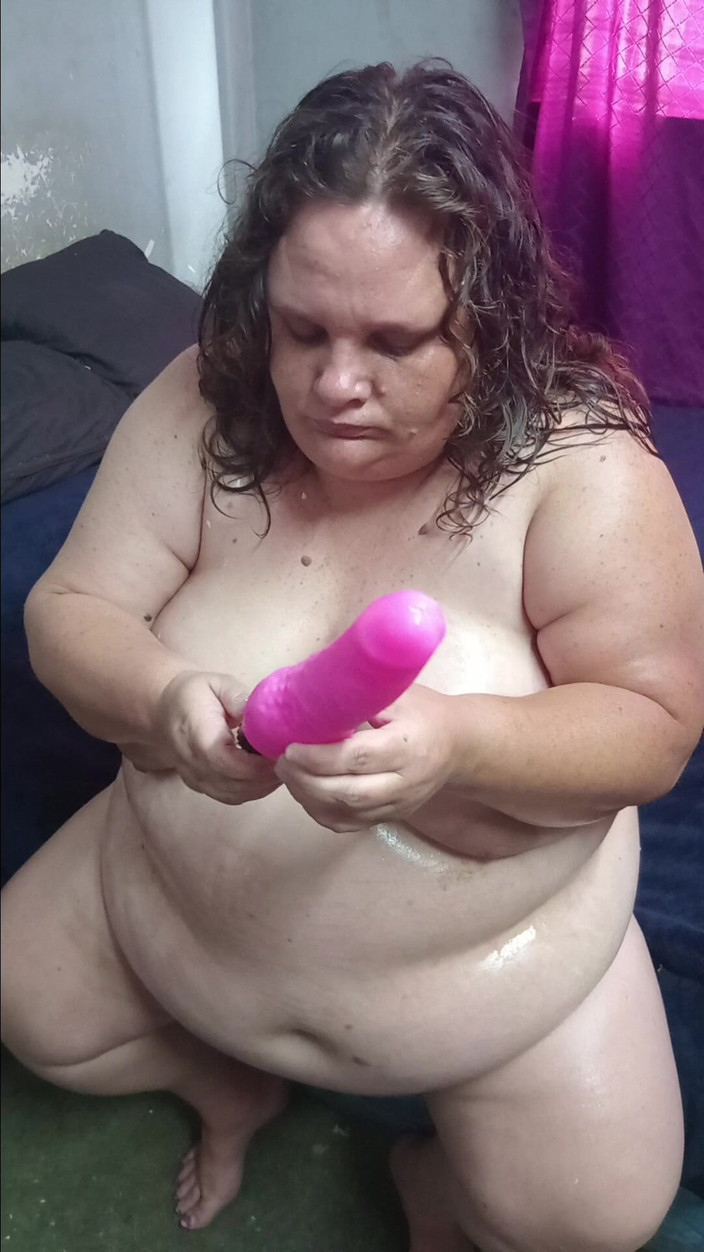 hothouse18xxx: Stacy Zuigt En Likt Haar Nieuwe Roze Vibratorspeeltje