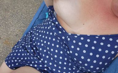 Dainty Deviant: Patio Playtime - горячая милфа выдвигается и играет на улице, пока автомобили едет мимо