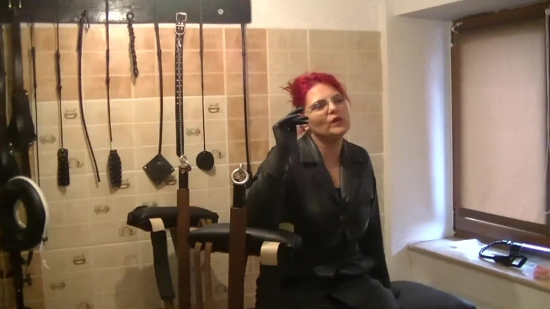 SassyTiff: La déesse Andreea a excité ses toilettes dans une combinaison...