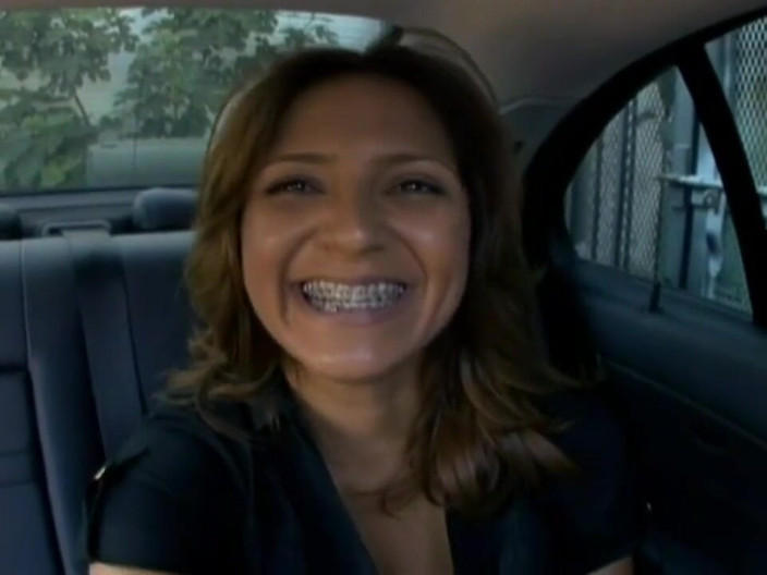 Just Great Ass: Latina gostosa leva um pau grande no carro