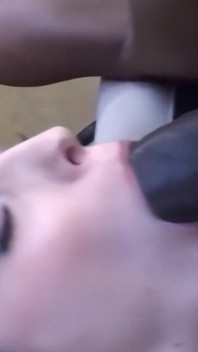 Černý velký penis šuká těsnou mokrou kundu do zadku