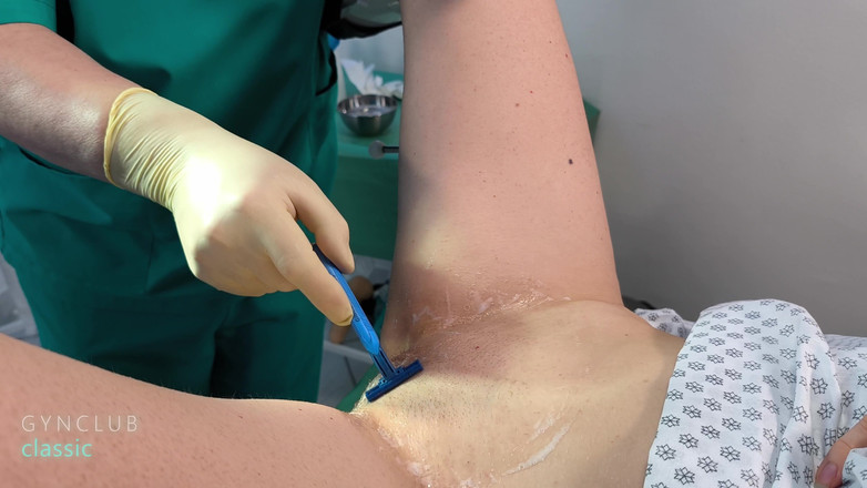 Medical fetish studio gynclub: Bercukur di meja gyno