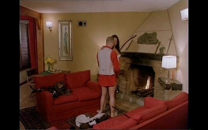 Xtime Network: İç çamaşırlı güzel seksi orta yaşlı seksi kadın götünü sikip ağzına...