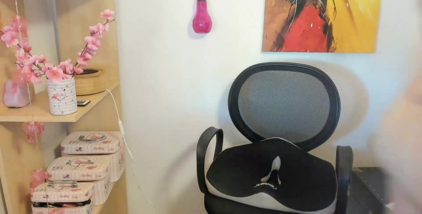 Nicoletta Embassi: Nicoletta se masturba y tiene su orina caliente en un...
