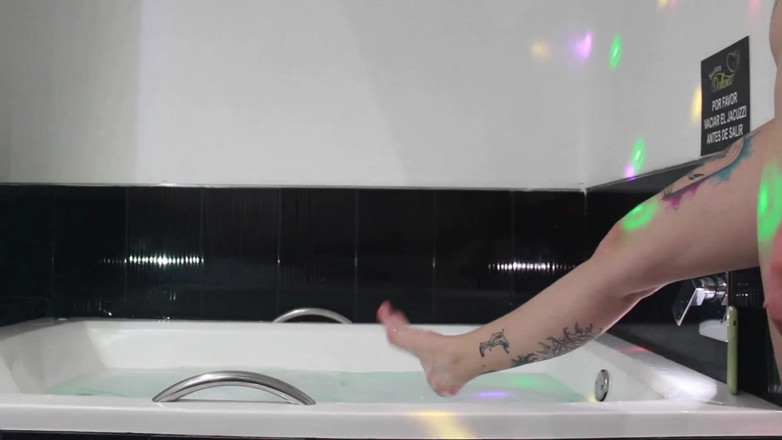 Michelle Kink: Le jacuzzi me rend sexy