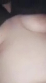 Marido dedilhando minha buceta em meu carro esguichando orgasmos