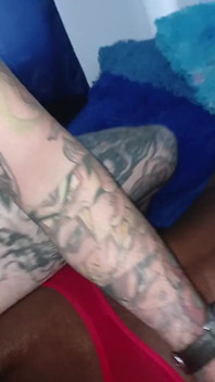 Schwarzer Femboy trägt Öl auf ihren Arsch auf, damit ihr Schwanz allein in ihr Loch kommt