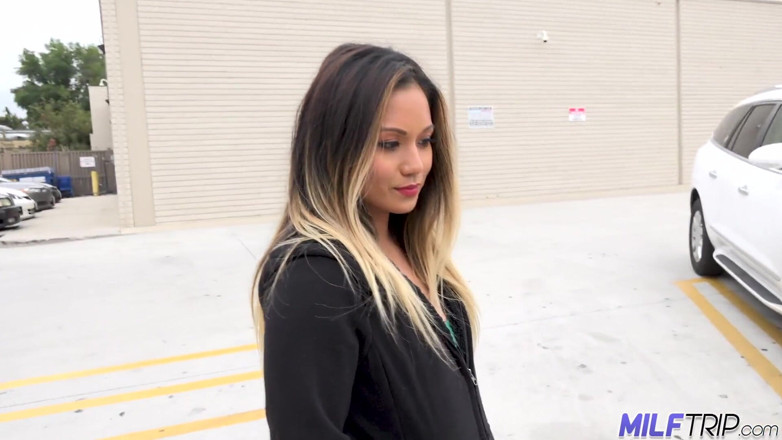 MILF Trip: Milf asiática Lana Violet se queda cachonda todo el día