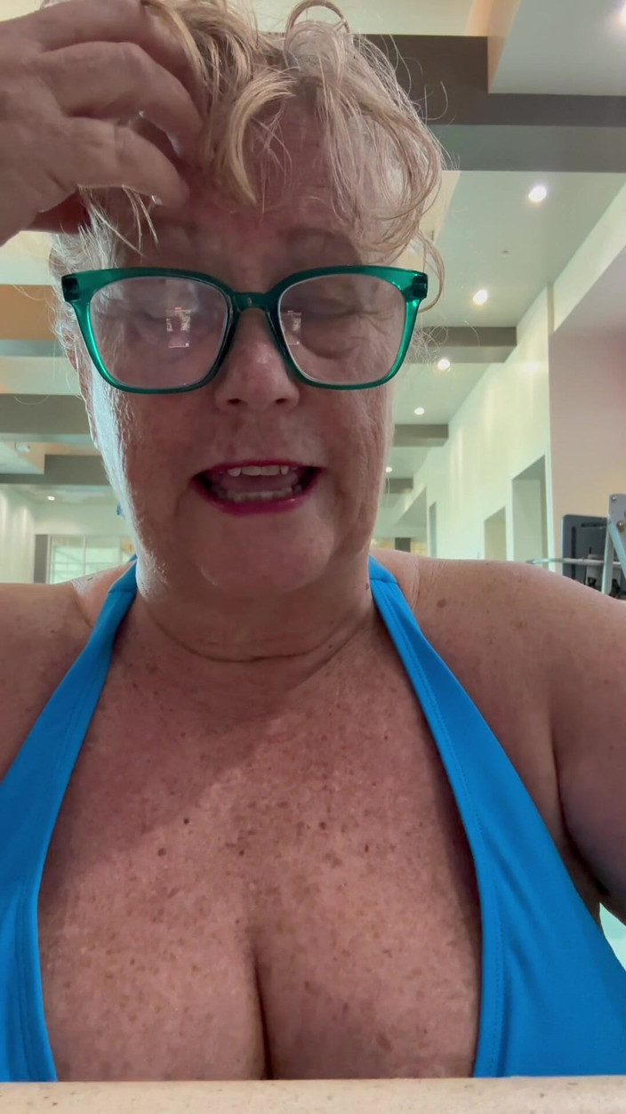 Big Ass 4 U: Peitos na piscina