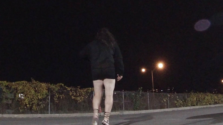 JonasBen: Nadržená sissy zralá CD se prochází vystavování venku