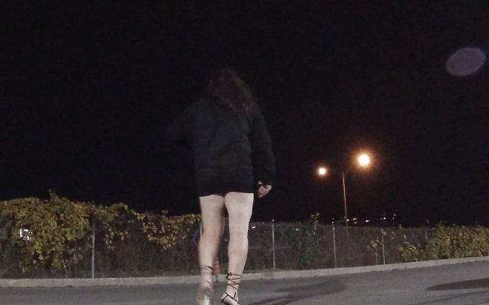 Fabiola Paola: Sissy arrapata travestito maturo cammina e mostra all&amp;#039;aperto