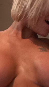 Rubia Tetona De Pelo Corto Enjabonada Y Follada Duro En La Ducha