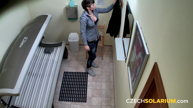 Czech Solarium: Çek solaryum 39: koyu saçlı hatun soyunuyor ve amını teşhir ediyor