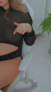 Tombul Orta Yaşlı Seksi Kadın Bilgisayarda Oynarken Siyah Dildoyla Kendini Sikiyor