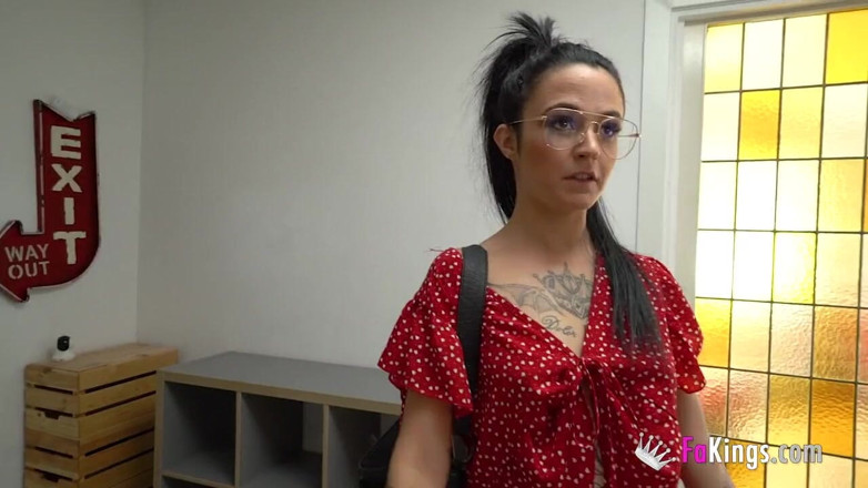 FAKings: Подвійне пошкодження! Холі хоче свого першого подвійного проникнення, і не залишить без цього!