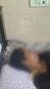 Hintli üvey kız kardeş seks için üvey erkek kardeşini ve arkadaşını sikiyor