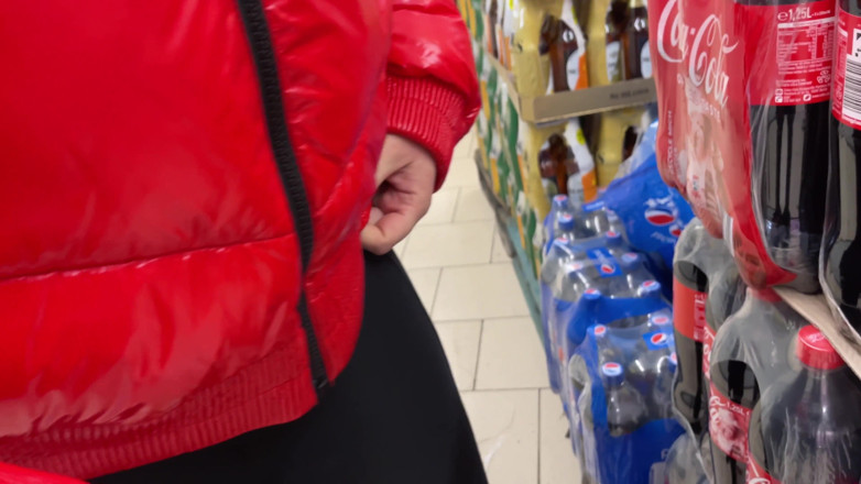 SlipCouple: Extrema punheta arriscada no supermercado um esperma roubado no produto:...