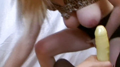 Pussy Land: Tlustý žlutý strapon jde do zadku děvky