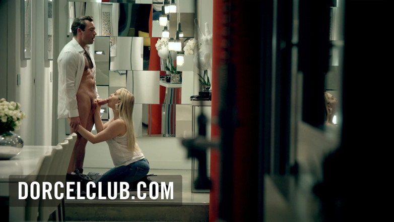 Dorcel Club: Jocuri sexy cu blonda fierbinte Mia Malkova