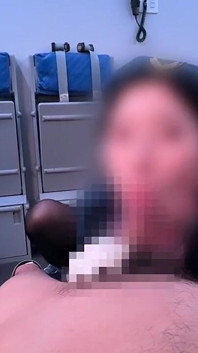 【caと飛行機セックス】「まだイかないで」射精寸前まで何度も勃起させてくる乗務員さんとの夢のようにエロい時間