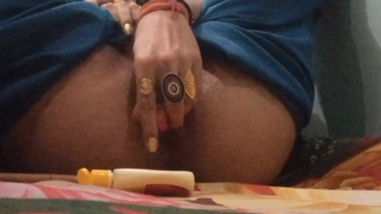 hornytrans: Indiana crossdresser usando tinta de unha para anal como vibrador