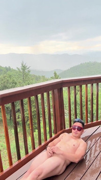 Armăsarul furtunii montane: senzație musculară asiatică înmuiată în ploaie
