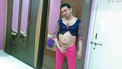 Cute & Nude Crossdresser: Süßer sissy-transvestiert femboy Sweet Lollipop in einem Top mit strumpfhose...