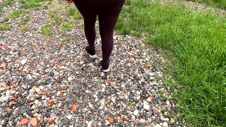 Bouncy Tits Action: Antrenament de țâțe pe pășune și pajiște