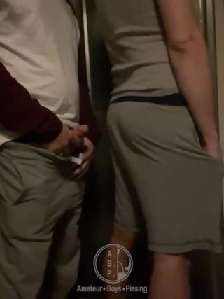 AmateurBoysPissing: Tengah malam, jalan kosong... Cowok sange ini memutuskan untuk ngentot...