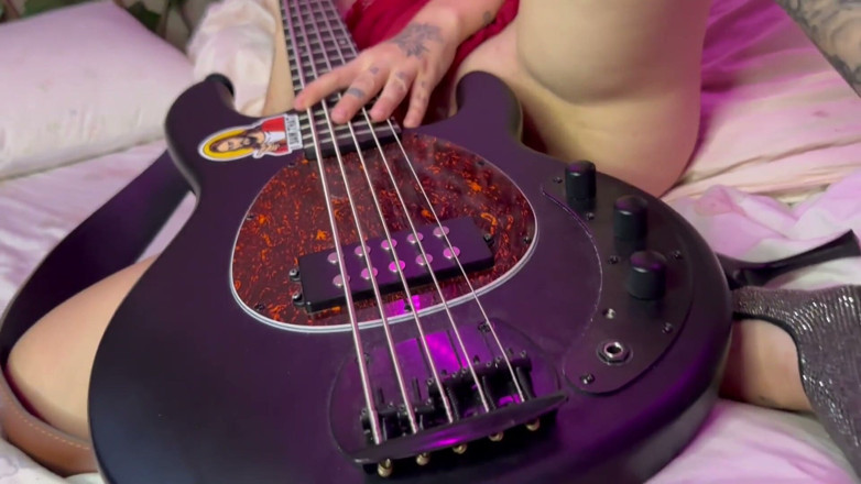 lanalovacutie: Fuck-my-guitar