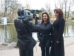 Lucky Cooch: Starý chlápek potká dvě teenagerky, které kouří a honí mu...