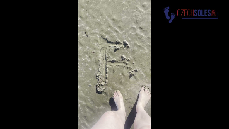 Czech Soles - foot fetish content: Пляжні ноги дражняться