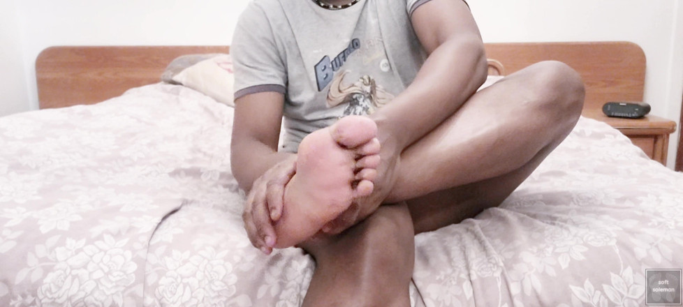 Soft Soleman: 我抚摸我的脚和裆部 （2025）