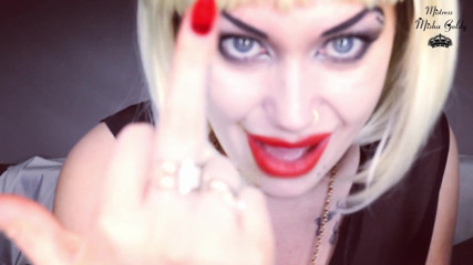 Goddess Misha Goldy: Ти дурний, відсталий! Поклоняйтеся моїм середнім пальцям і знаку невдахи, інструкція з дрочки