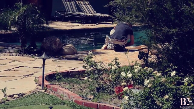 Blush erotica: Fantasia de garoto da piscina em cena de masturbação com...