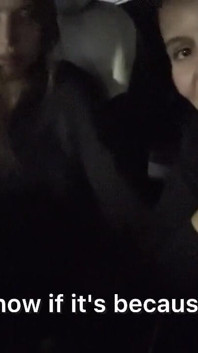 Duas lésbicas fazem sexo no carro
