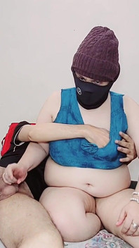 Mama vitregă nu trebuie să te vadă masturbându-te! Ce se va întâmpla? Te va fute!
