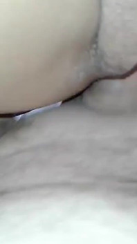 Jag knullade min flickvän med en väl rakad fitta och täckte hennes vackra skor i sperma