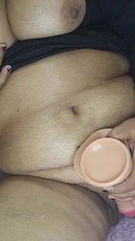 Me Encanta Frotar Mi Coño a Consolador Y Paredes