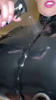 Pumpování koz místo ptáka, Rád dělám rozšíření prsou v latexových oblečeních, Je to tak sexy Ahah Dnes večer jsem udělal 2