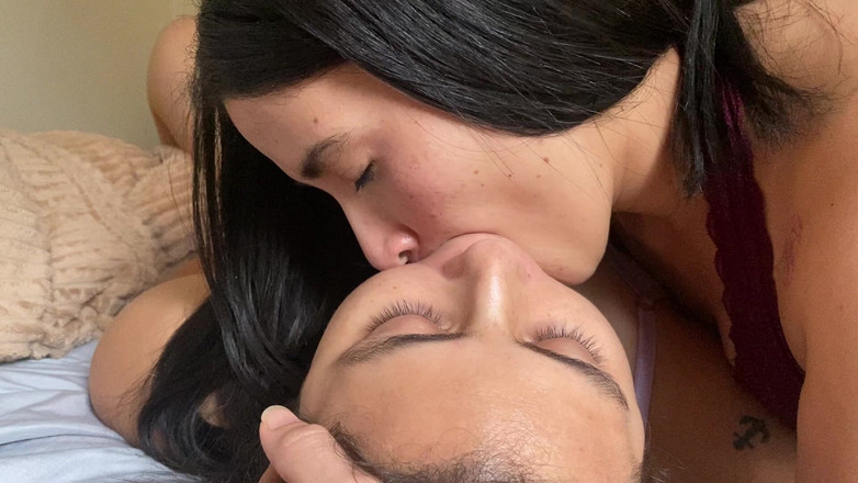 zoemelissa: Succhio l'enorme lingua di una lesbica, lei mi scopa in...