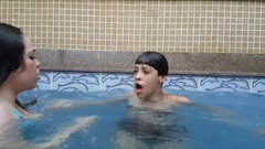 Fetish subacqueo - controllo dell'aria e allenamento in piscina di jessica e schiava bianca