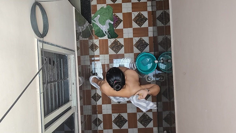 Crystalcouple: Видел невестку соседа, принимающей ванну