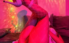 Caliente tetona milf Alexis Love se masturba con juguetes en luz roja