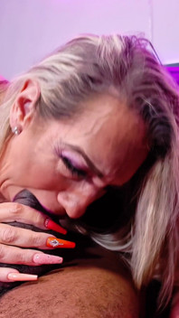 Une grosse noire surprend une copine pendant un show sexuel en direct