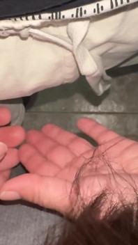 Menina Rabuda Agarra Pau De Estranho