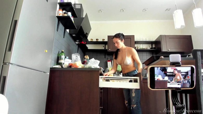 Princess Monica: Mi día travieso en casa: provocación de pies y bikini