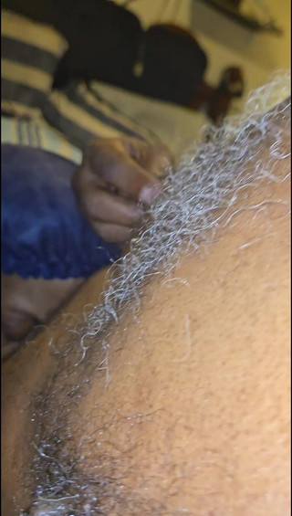 Chuck and Rob Doe: Külotunu giyen evli kadın sikiliyor ve sonra dölümü göğüslerine boşaltıyor