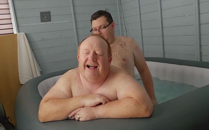 Daddysmudge: 핫한 욕조에서 이웃과 섹스하는 게이